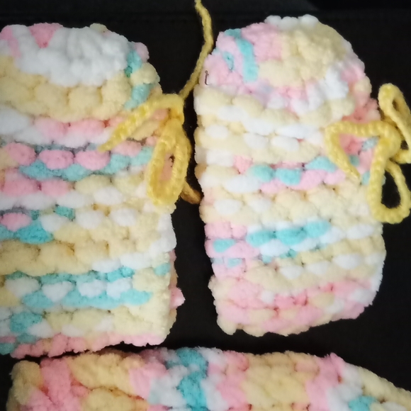 Hand made knitted hat & baby boots - Picture 3 of 3